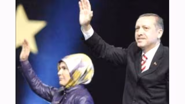 أردوغان وأفراد أسرته يزورون الصومال الذي يعاني من المجاعة