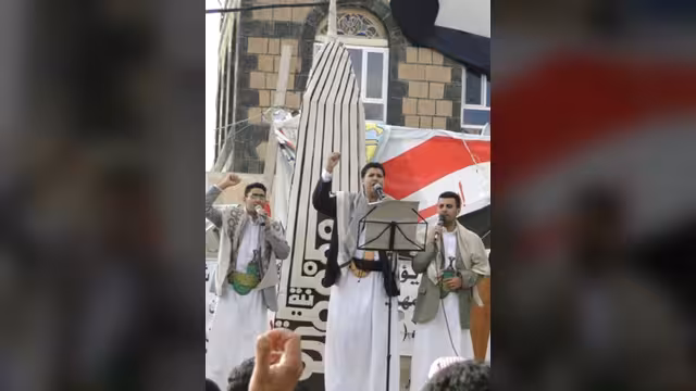شباب ذمار  يرفعون مجسما تذكاريا من الخشب شبيها بالموجود في ساحة التغيير بصنعاء