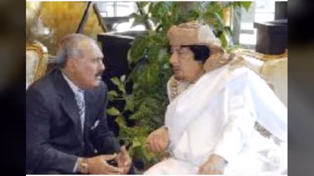 الخليج الإماراتية: هل يمكن أن يتحرك "المشير" لتجنب مصير "العقيد"؟