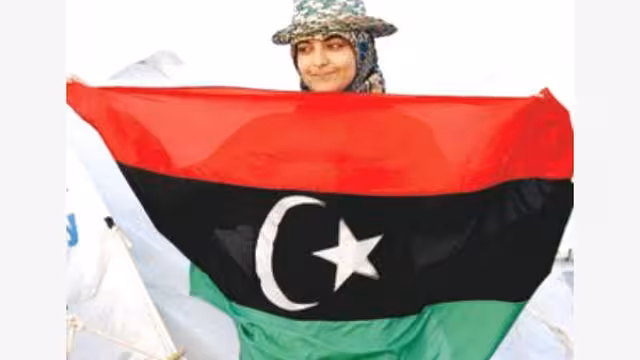 علم ليبيا الجديدة يرفرف فوق سفارتها بصنعاء على مشارف معسكر الأمن المركزي