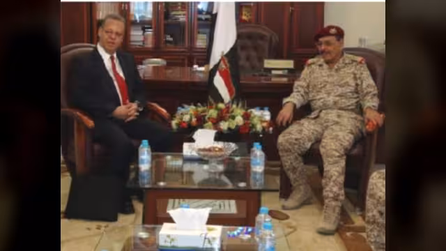 اللواء علي محسن يلتقي المبعوث الأممي بن عمر ويطلعه على التطورات