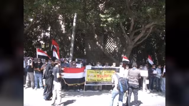 القاهرة: يمنيون يتظاهرون امام الجامعة العربية للتنديد بالصمت على جرائم نظام صالح