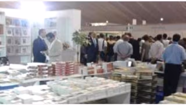 الجزائر : كتاب يدعو  إلى الغاء الاذان ويعتبر ان الصلاة مقرفة في معرض الكتاب