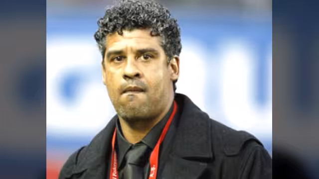 الهولندي ريكارد يطلب تعلم الصلاة