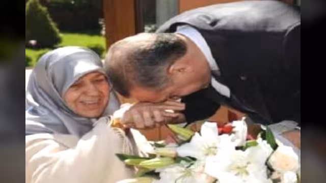 وفاة والدة رئيس وزراء تركيا اردوغان