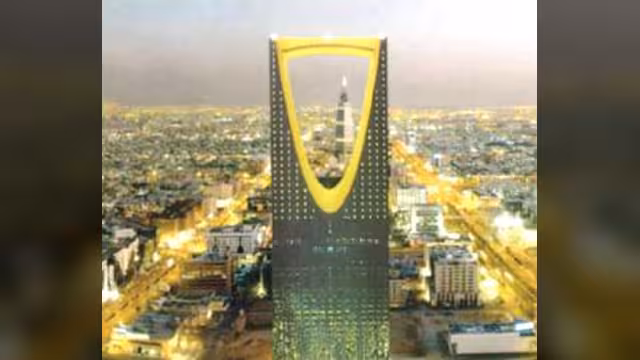 محكمة سعودية تبدأ محاكمة 85 متشددا