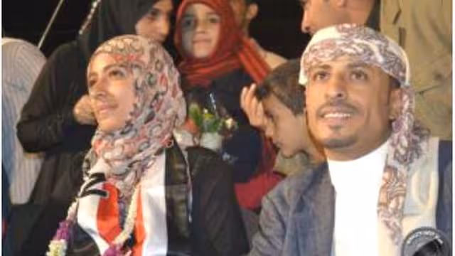 قصيدة للشاعر طارق كرمان مهنئا شقيقته توكل ومحذرا: " أشم ريحة سمٍ في فطيرتهم"!