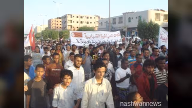 ثوار عدن ينددون بمجازر صالح في صنعاء وتعز وارحب ويطالبون بمحاكمته