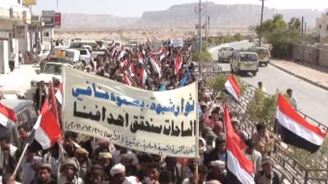 شبوة: الآلاف يطالبون بالمحاكمة ويحيون المسيرة الراجلة من تعز الثائرة