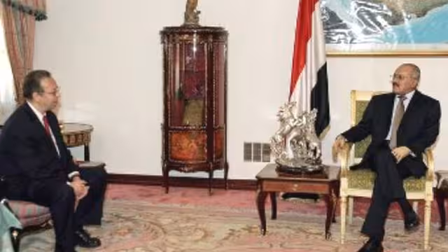 بن عمر : الرئيس صالح سينقل السلطة رسمياً غداً لنائبه ويغادر للعلاج ومعلومات عن بقاء نجله خارج البلاد