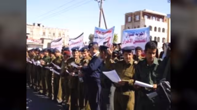 منتسبو الداخلية المنضمون للثورة يحتجون أمام منزل النائب للمطالبة بإقالة المسؤولين عن العنف