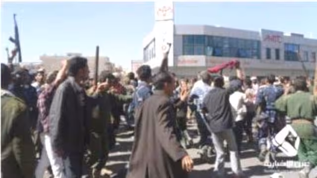 عناصر شرطة النجدة يتظاهرون للمطالبة باقالة القوسي وحرس السفارات ينضمون اليهم