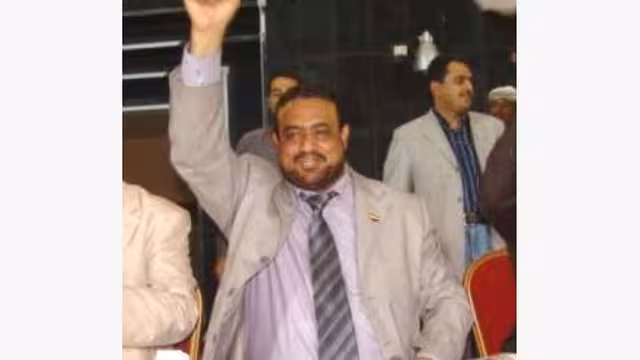 فيديو لشباب يمني يصرخ في وجه وزير الاوقاف ويصفونه بالمجرم ويطالبونه بالرحيل
