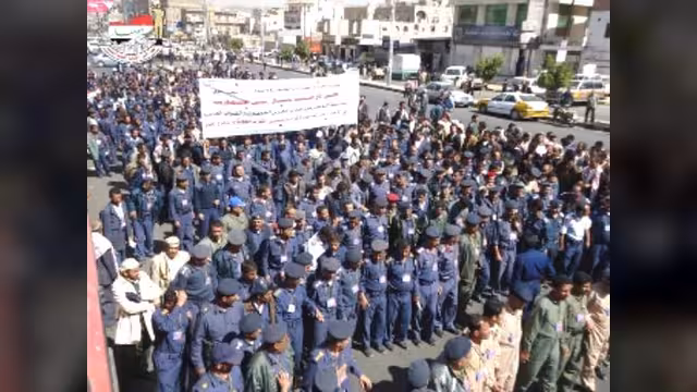 سبع محافظات تشهد احتجاجات للقوات الجوية للمطالبه باسقاط اللواء محمد صالح الاحمر