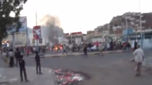 عناصر الحراك الجنوبي تقتحم ساحة الحرية بكريتر وتعتدي على المعتصمين