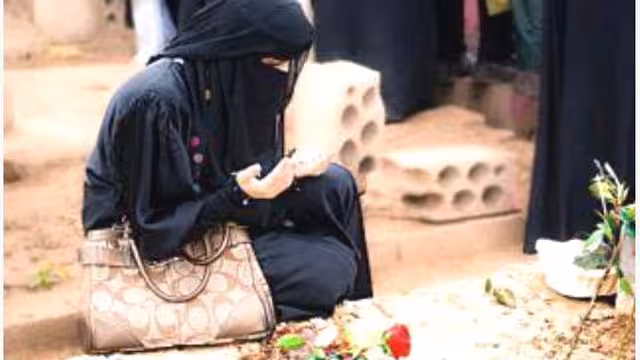 هكذا تم الاحتفال بعيد الحب بين شباب التغيير.. ورود للشهداء وابتهالات دعاء (صورة مؤثرة)