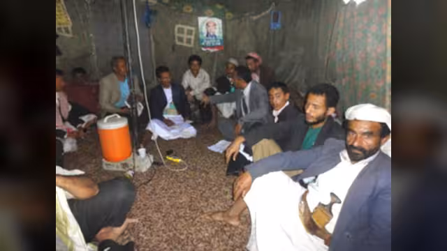 أسر من منطقة العدين إب تنزح إلى ساحة خليج الحرية بالمحافظة خوفا من بطش الباشا