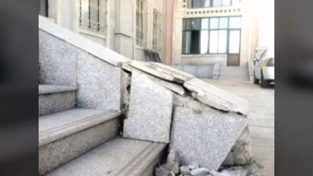 تشققات على مدخل مبنى وزارة الخارجية اليمنية (صور - وثائق)