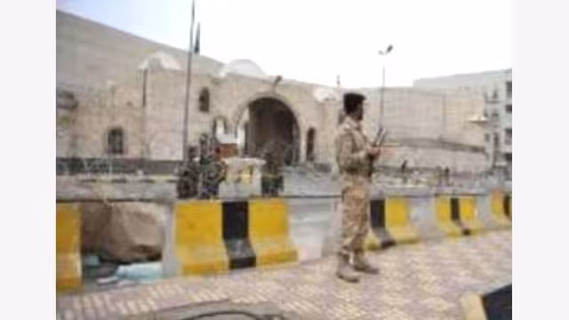 مصدر بمكتب هادي: منزل الرئيس لم يتعرض لأي هجوم والاشتباكات في مكان بعيد عن المنزل