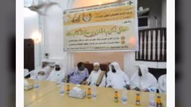 جمعية الحكمة اليمانية تكرم خريجي مركز الكسائي لتلقي القرآءات وحفاظ جامع آل ياسر بالمكلا