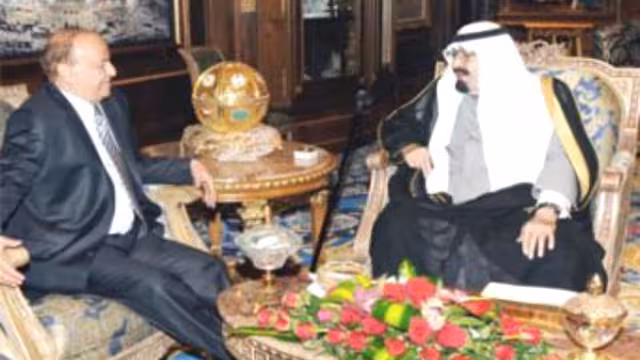 رئيس الجمهورية يعود إلى صنعاء بعد لقائه خادم الحرمين