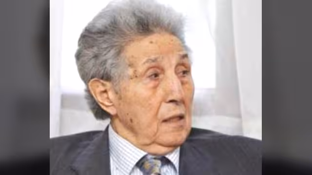 الإعلان عن وفاة أحمد بن بلة أول رئيس في الجزائر بعد الاستقلال