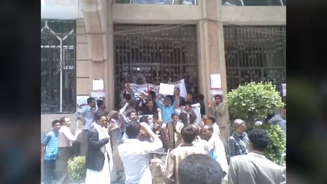 طلاب يغلقون بوابة وزارة التعليم العالي بصنعاء  للمطالبة برحيل الفاسدين
