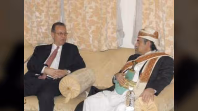 الشيخ صادق الأحمر يبحث مع بن عمر تطورات الأوضاع