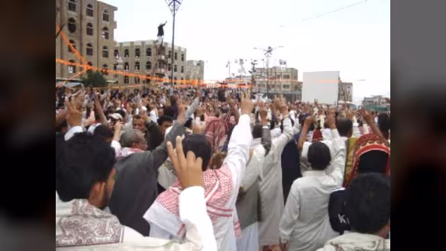 منتدى شباب التغيير بالمعلا بعدن يزور ساحة الحرية بتعز