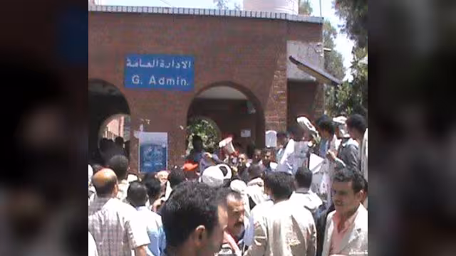 أطباء مستشفى الثورة بصنعاء يبدأون احتجاجات لاقتلاع الفساد وانتزاع الحقوق