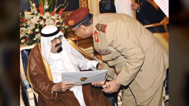 وزير الدفاع يسلم العاهل السعودي رسالة من الرئيس هادي