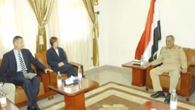 مسؤول عسكري أمريكي يزور اليمن ويلتقي رئيس الأركان