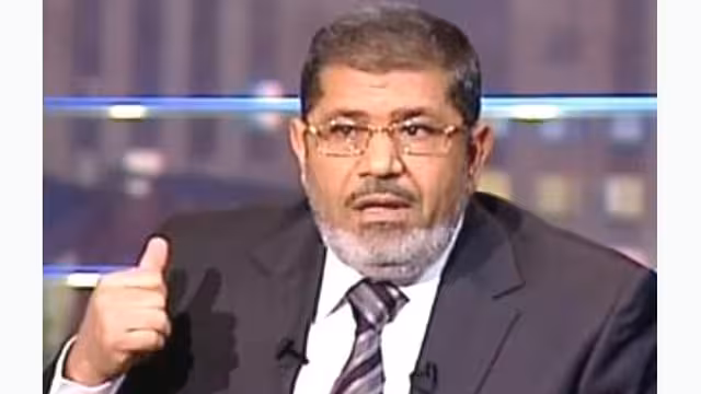 مرسي: النظام السابق يريد العودة من الشباك.. وشفيق: الإخوان ينفذون حملة ضدي
