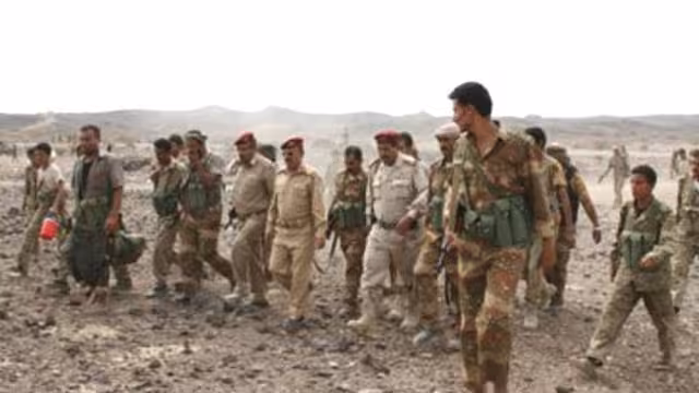 أبين: محاصرة القاعدة في آخر معاقلها بشقرة و100 غارة جوية يوم الخميس
