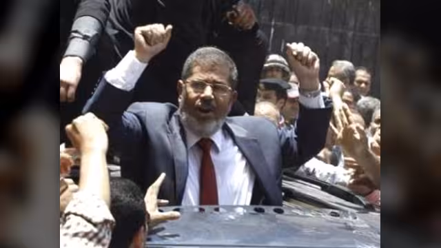 قوات الحرس الجمهوري تنتشر بمحيط منزل مرسي والاحتفالات مستمرة