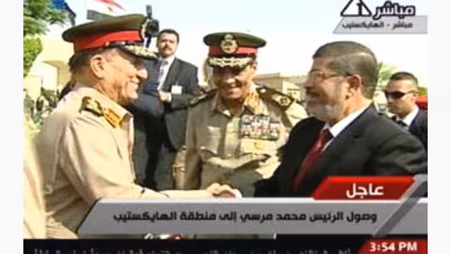 الرئيس المصري مرسى يتسلم السلطة رسمياً من الجيش