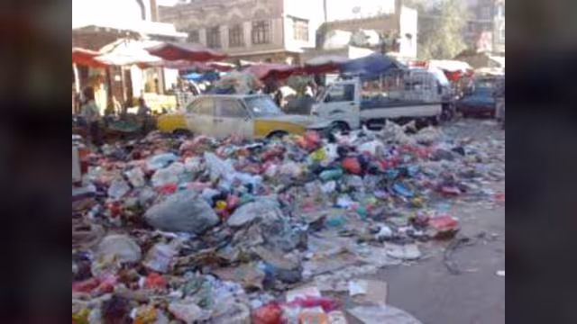 صنعاء تختنق بروائح أكوام القمامة مع كل يوم جديد وتحذيرات من كارثة بيئية