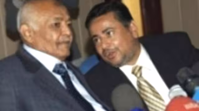 الشائف يطلق الفاظاً عنصرية ضد باسندوة ويهدد الوجيه تحت قبة البرلمان