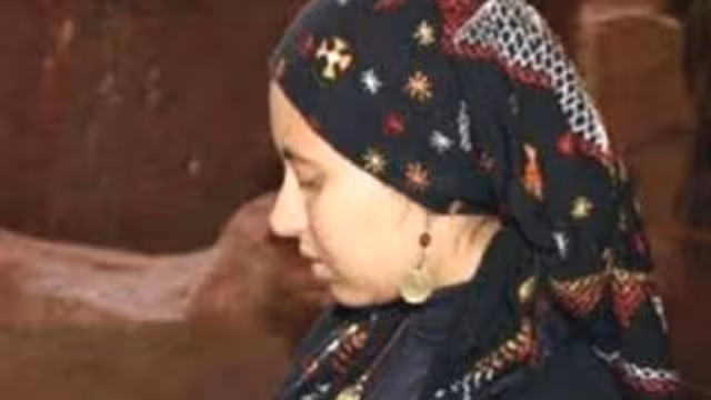 مرسي يصطحب في طريق عودته لبلاده صحفية مصرية احتجزت في السودان