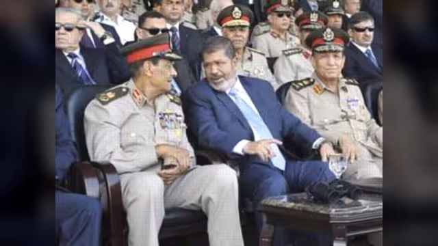 مرسي يجتمع مع المشير طنطاوي وسامي عنان