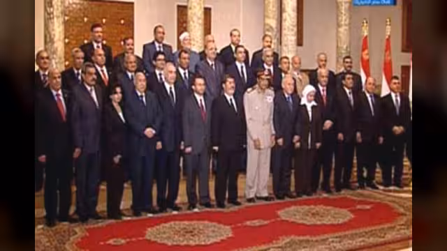 حكومة قنديل تؤدي اليمين الدستورية ومرسي يرأس أول اجتماعتها