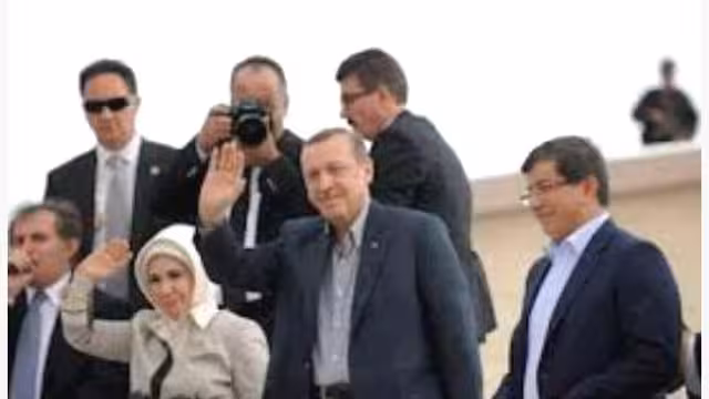 اردوغان وزوجته وزير خارجية تركيا يتفقدون المسلمين في بورما (فيديو)
