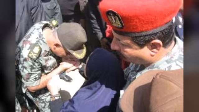 صورة تظهر رئيس اركان الجيش المصري الجديد يقبل يد عجوز مصرية