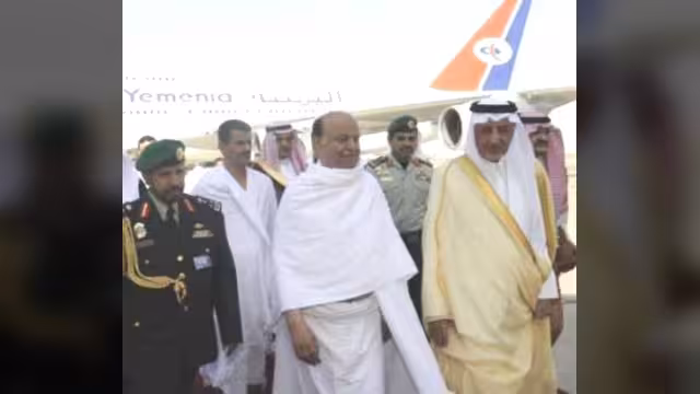 الرئيس هادي يصل إلى مطار جدة بملابس الإحرام (صورة)
