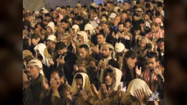ثوار اليمن يحيون ليلة القدر في ساحة التغيير بصنعاء