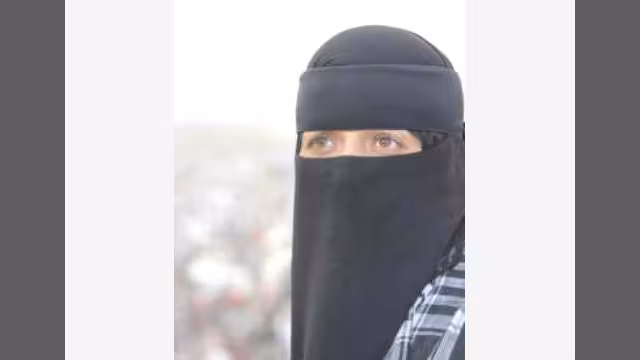 مصورة الثورة وسرطان الإصلاح.. المستقبل لمن؟