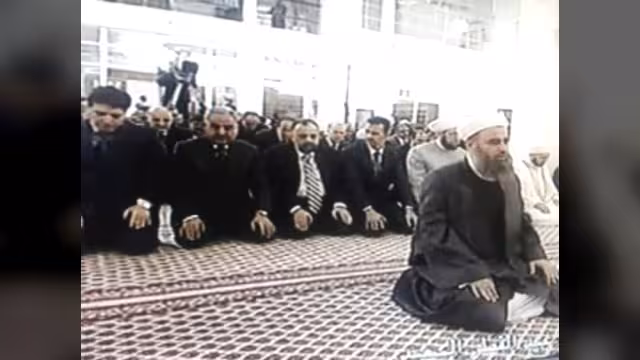ناشطون: تسليم الاسد قبل الامام في صلاة العيد نتيجة الخوف (فيديو)