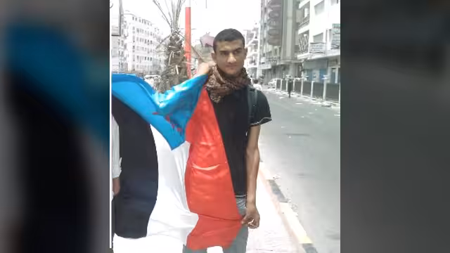 حوثي من صعدة يتصدر مسيرات تطالب بالانفصال في عدن (صورة)