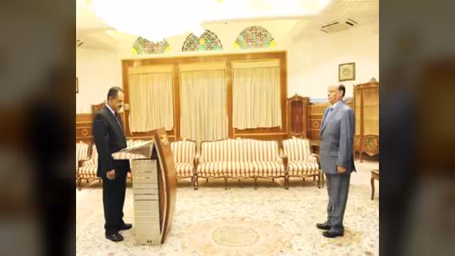 رئيس الوزراء السابق يؤدي اليمين الدستورية أمام الرئيس الحالي (شاهد الصورة)