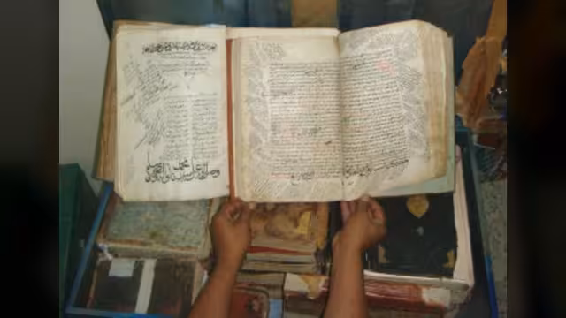 دار المخطوطات بصنعاء تتسلم الدفعة الاولى من مخطوطات قضاة آل الورد الثلائي